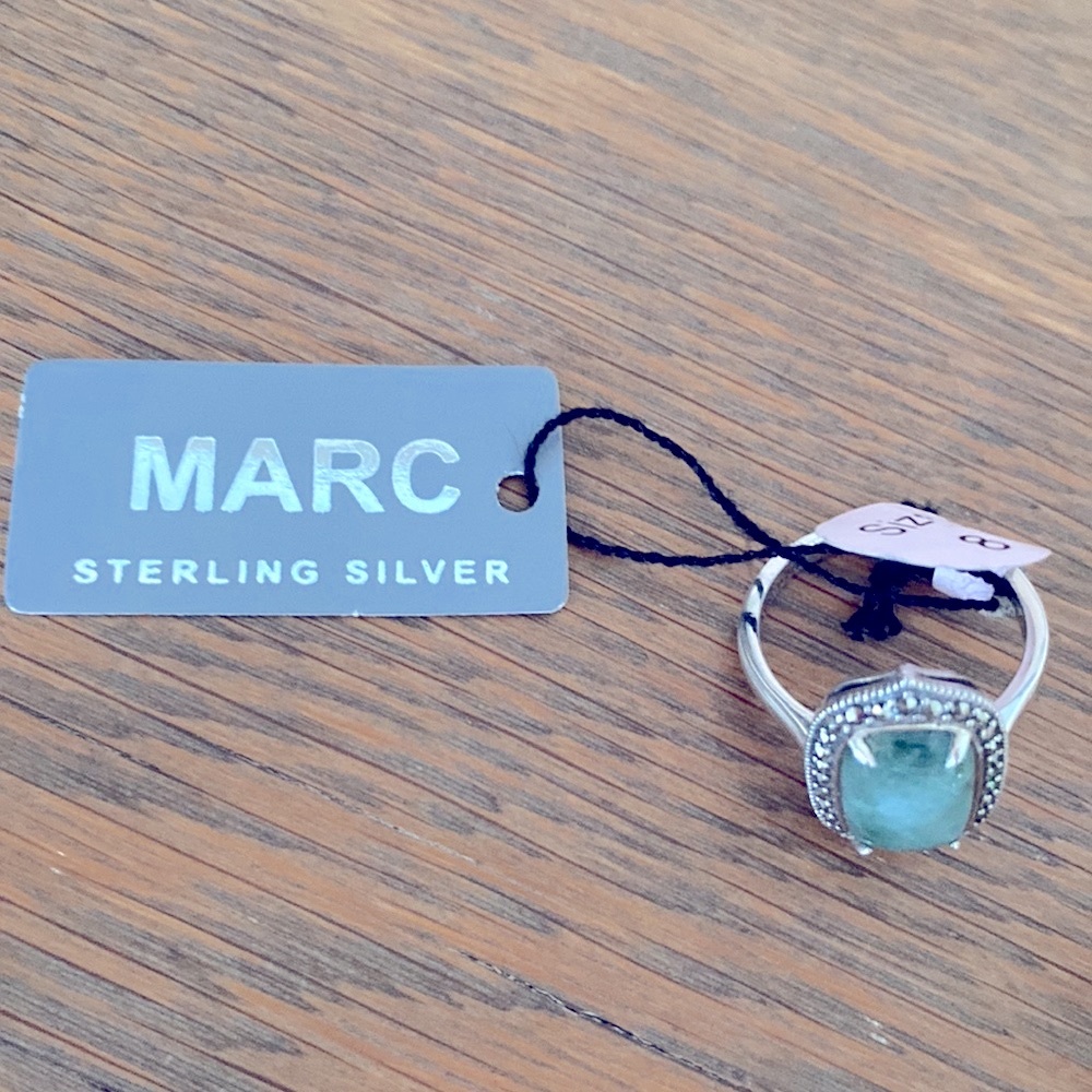 Elegant Silver and Green Gemstone Ring - Picture 6 of 6